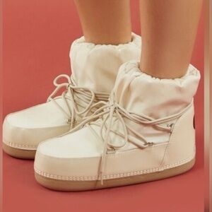 Disney Forever 21 F21 Women's Cream Ankle moon boots booties lace up 7.5 NWT